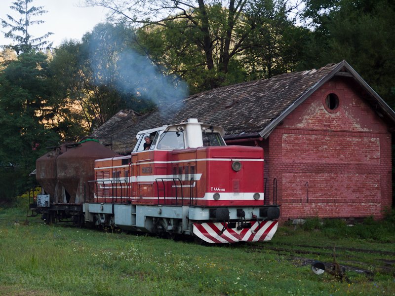 The ČSD T444.1082 seen photo