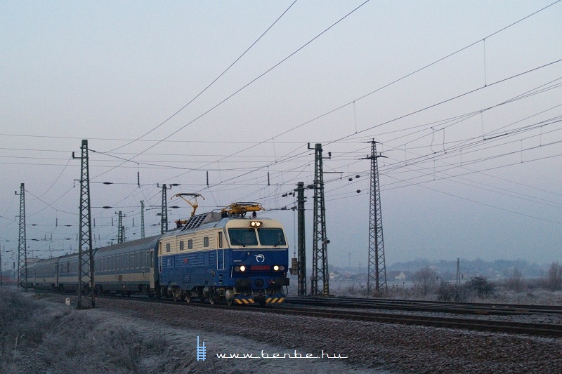 A ZSSK 350 004-8 plyaszm, Hugo nev Gorillja a Rkczi IC-vel Vmosgyrkn fot