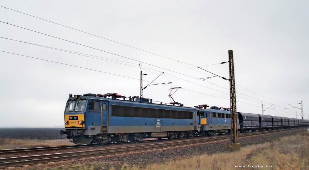 The V63 021 pulling an empty ore train with an additional V43 near Karcsond photo