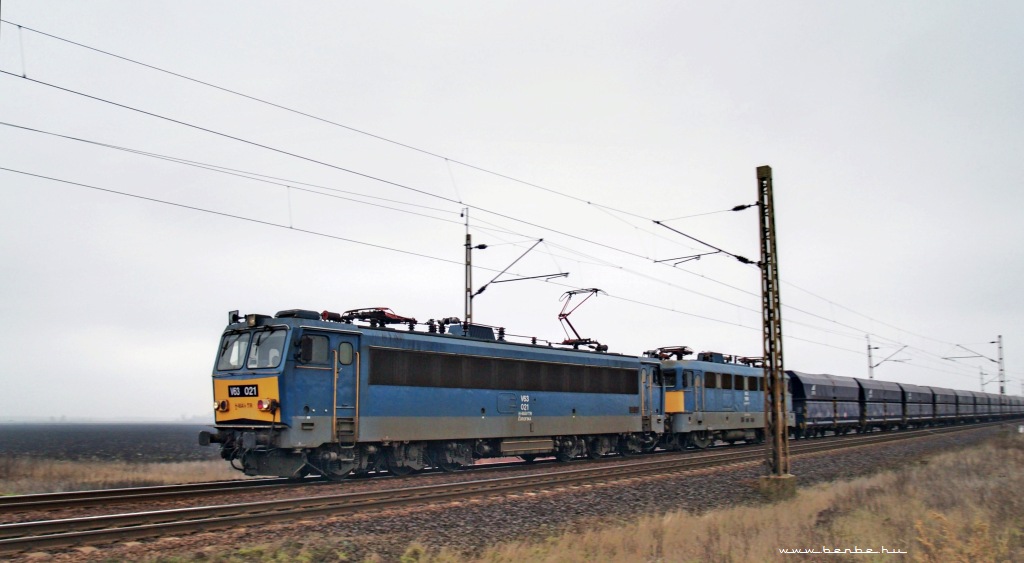 V63 021 egy hidegen továbbított Szilivel egy üres ércvonattal Karácsondnál fotó