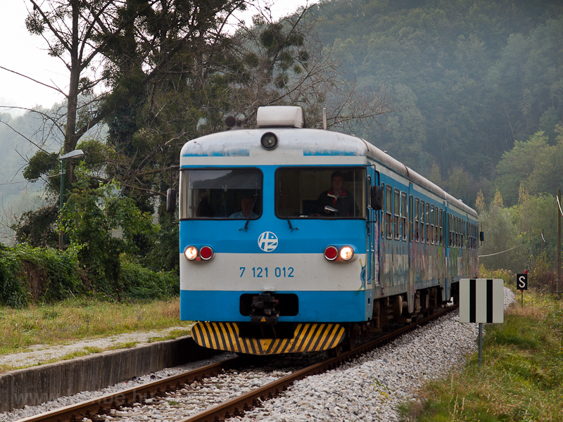 A HŽ 7 121 012 Žutnica megllhelyen fot