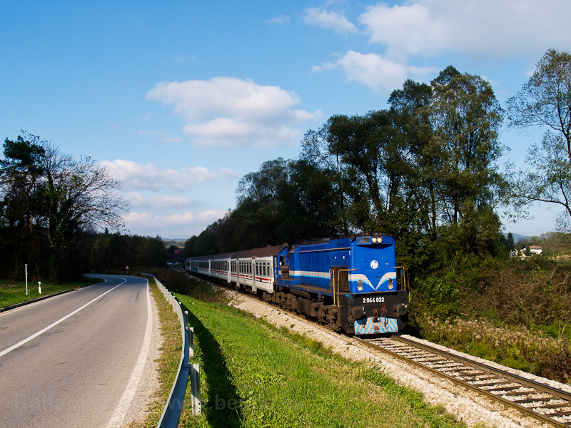 The HŽ 2 044 024 seen at Budinšina photo