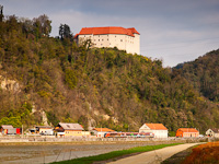 Szlovén 312 - 100 sorozatú villamos Desiro motorvonat Brestanica és Blanca között, a háttérben a Grad Rajhenburg kastély