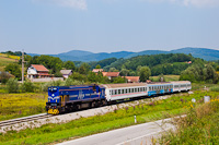 The HŽ 2044 006 seen between Podrute and Budinšina