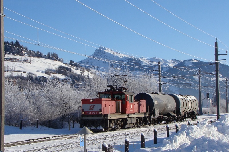 The BB 1063 046-5 near Kirchberg in Tirol with two tank cars photo