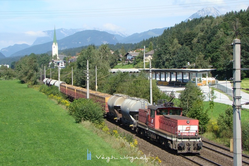 Knny kis gyjttehervonattal rkezik Kufstein fell a 1063 040-8 fot