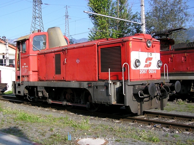 2067 065-9 a Wörgli Fűtőháznál, ahol főleg kitológépként dolgozik, a Rola alacsonypadlós kocsijait tolja be és huzza ki a szerelőcsarnokból fotó
