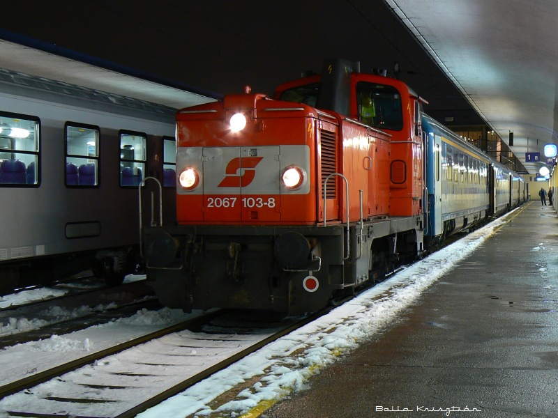 A 2067 103-8 pályaszámú gépről a kép 2007. 11. 16. -án készült Wien Westbahnhofon  fotó