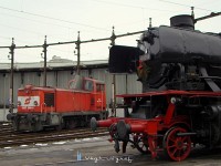 2067 099-8 az Innsbrucki körfűtőház elött egy nemes vendéggel. a hatodikai Mikulásvonat gőzősével