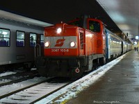 A 2067 103-8 pályaszámú gépről a kép 2007. 11. 16. -án készült Wien Westbahnhofon 