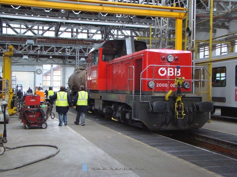 The 2068 009-6 in the biggest hall where passanger and freight cars both are repaired photo