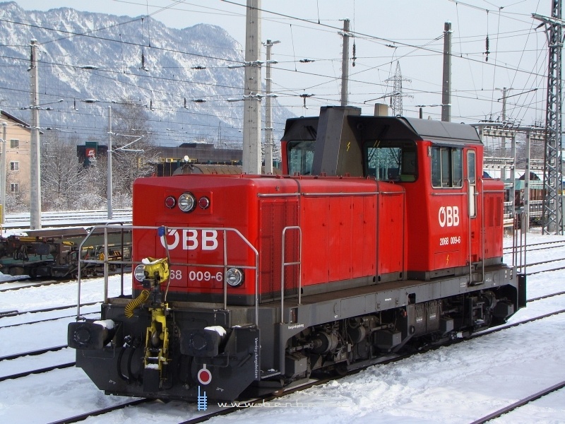 kép A 2068 009-6 os itt január 26-án már Wörglben dolgozott, ahol a 2-es tartalék rendszerint egy 2068-as, már ha éppen van elég működőképes belőlük és nem kell 2067-est kiadniuk a nehéz tolatási munkákra. A mozdonyon egyébként legtöbbször az ÖBB legfiatalabb mozdonyvezető hölgye dolgozik, ő ugyanis a 21. életévéig nem mehet a nyilt vonalra... fotó