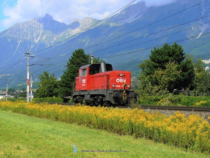 2009.08.13-án Rum bei Innsbrucknál valószínüleg Hallba tartott gépmenetben a 2068 016-4 pályaszámu gép fotó
