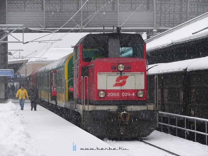 The 2068 029-4 shunting GySEV/Raaberbahn coaches at Wiener Neustadt in a heavy snowfall photo