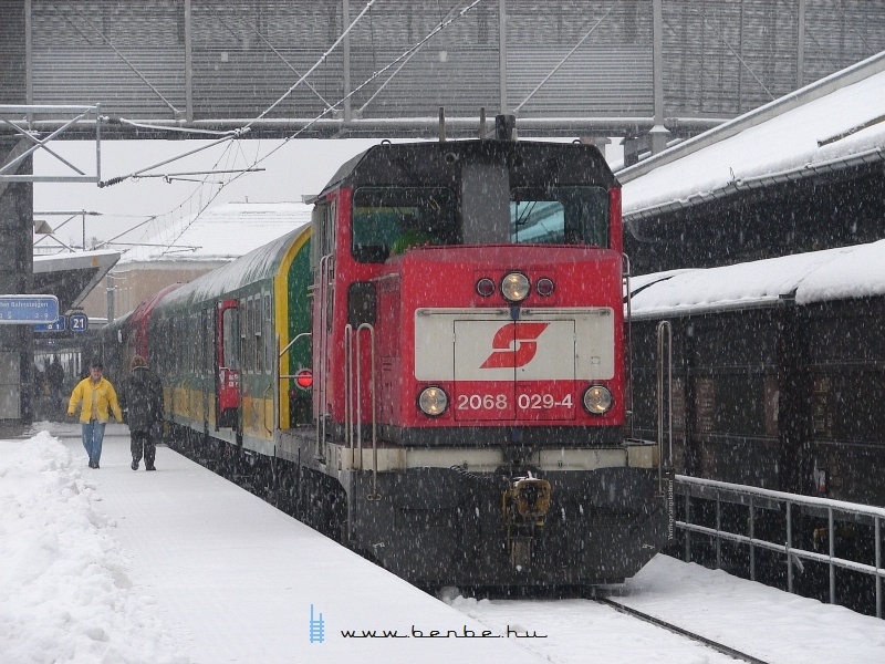 2068 029-4 Wiener Neustadt-ban Raaberbahn (Gyesev) kocsikat rendez a szakadó hóesésben  fotó