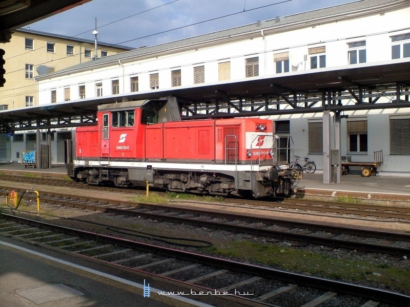 2068 013-8 plyaszmu mozdony Graz Hbf.-on pzol Tasndi Tams kamerja eltt 2007. oktber 7-n fot