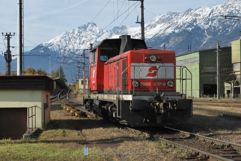 2068 007-0 a Hall in Tirol-i gurtdombrl jr le ppen a vgnyfken keresztl fot