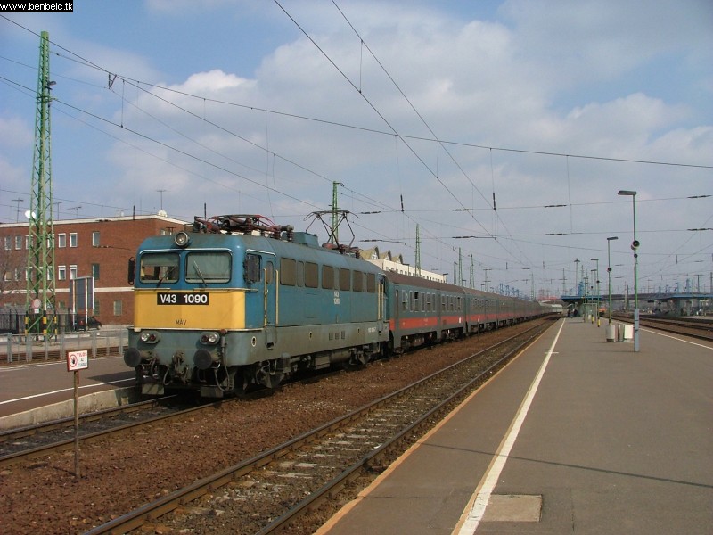 V43 1090 Debrecenben fot