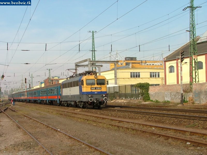 The V43 2353 at Pestszentlrinc station photo