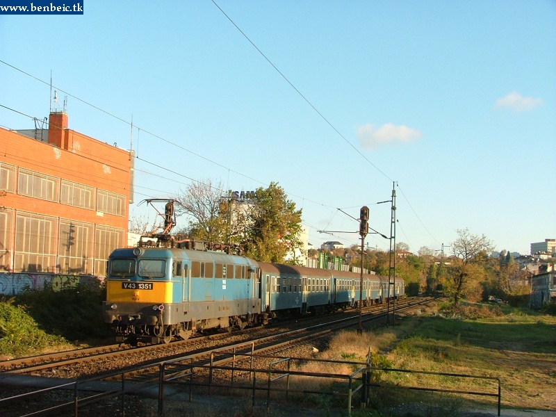 V43 1351 érkezik a Déli pál fotó