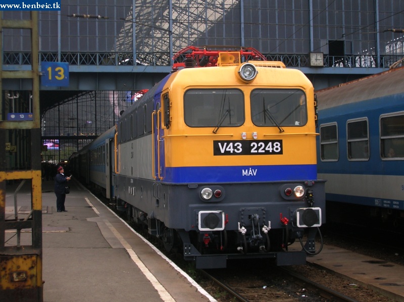 V43 2248 a Nyugati pályaudv fotó
