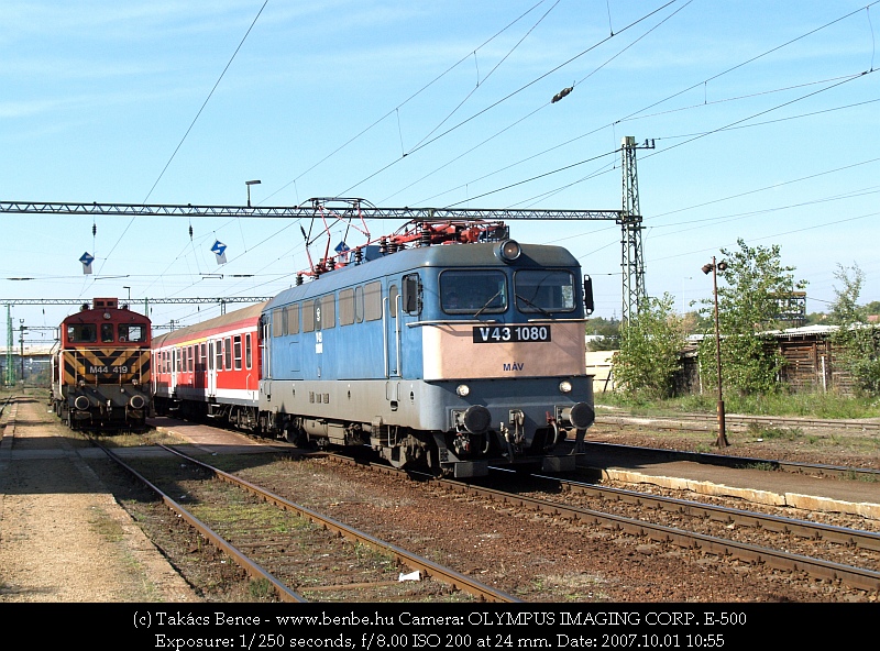 The M44 419 returned from the industrial siding to Nagyttny-Disd. V43 1080 is passing by photo