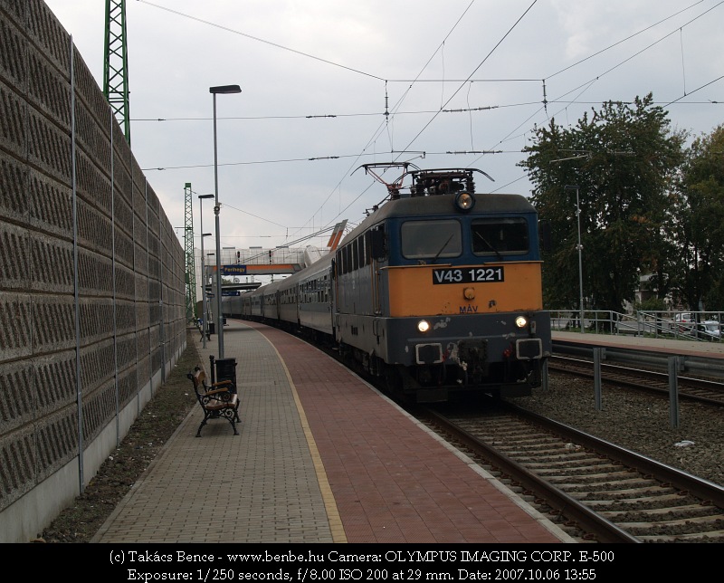 V43 1221 egy Szegedre tart InterCity vonattal Ferihegy megllhelyen fot