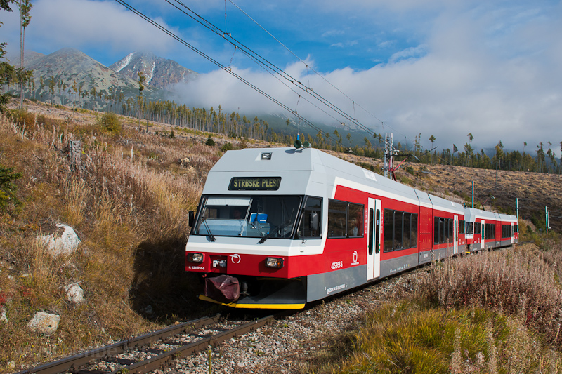 The ŽSSK 425 958-6 seen between Vyšn Hgy and Popradske pleso photo