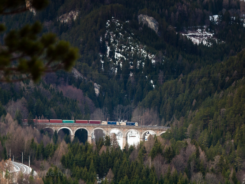 A msik kiltbl: dupla Wiener Lokalbahnen Taurus ltal vont tehervonat a Kalte Rinne-Viadukton fot