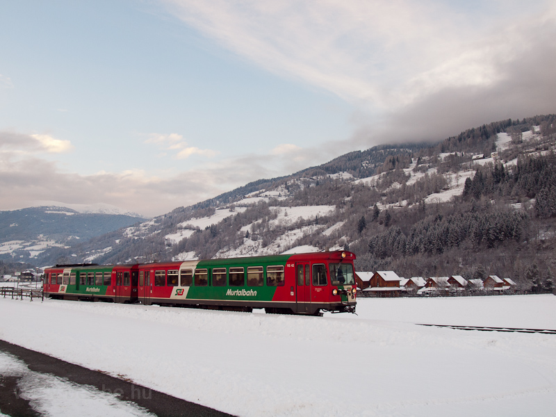 Jól megfigyelhető az ÖBB-vonatokhoz képest különböző homlokkialakÃtás (előreugró tető, távvezérlési csatlakozók) és a villamosokéhoz hasonló harmonika-ajtók. kép Az STLB Murtalbahn VS42 vezérlőkocsiból és VT31 motorkocsiból álló kisvasúti motorvonat Kreischberg Talstation megállóban fotó