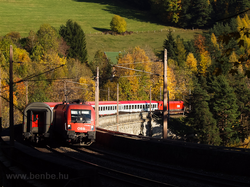 The BB 1116 066-0 seen between Klamm-Schottwien and Breitenstein on the Wagnergraben-Viadukt photo