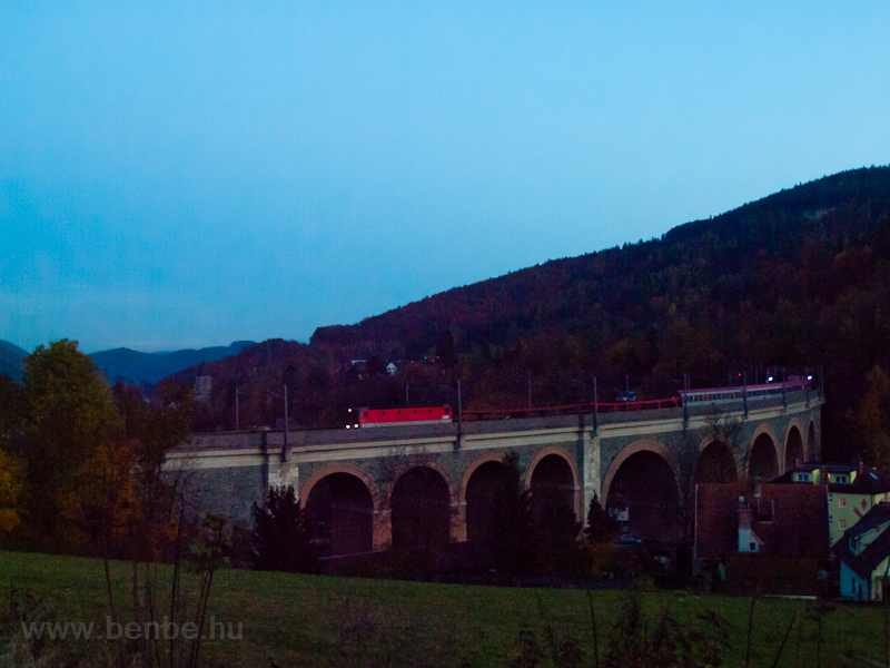 Autszllt kocsikat is tovbbt IC-vonat 1144-essel a Semmeringen, a Schwarzatal-Viadukton fot