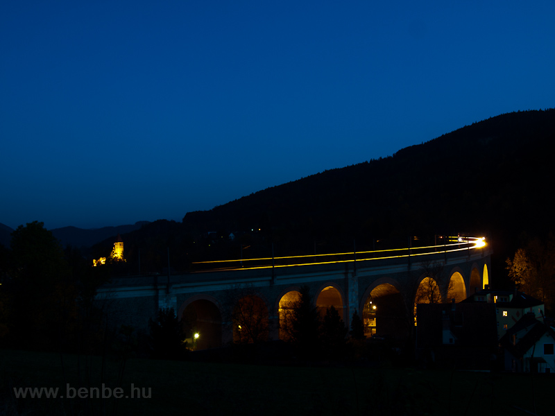 The BB 4020 305 seen between Kb and Payerbach-Reichenau on the Schwarza-Viadukt illuminated for the night photo