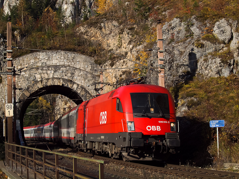 The BB 1016 018 seen between Wolfsbergkogel and Breitenstein in the Kleines Krausel-Tunnel photo