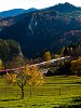 Őszi hegyoldalban kanyarog az InterCity, ln egy BB 1144-es sorozat villanymozdonnyal