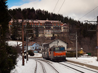 The RTS 2143 032-7 and the MVPCELL 2143 004-7 seen at Wolfsbergkogel station