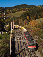 Az ÖBB 1144 029 és párja tol fölfelé egy fűrészporvonatot a Semmering északi rámpáján Breitensteinnél