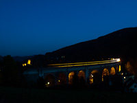 The BB 4020 305 seen between Kb and Payerbach-Reichenau on the Schwarza-Viadukt illuminated for the night