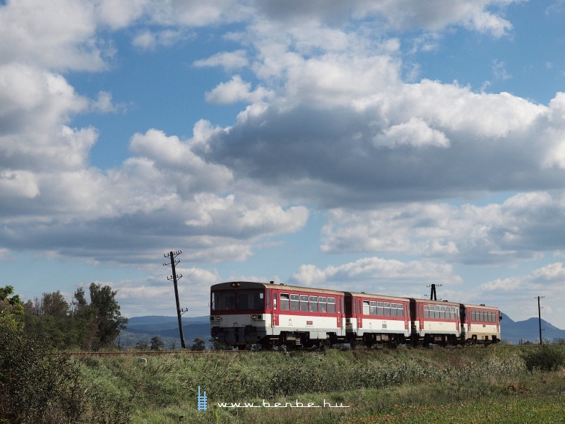 A 810 517-3 plyaszm motorkocsival az ln rkező Anakonda Prknynna s Kőhdgyarmat kztt fot