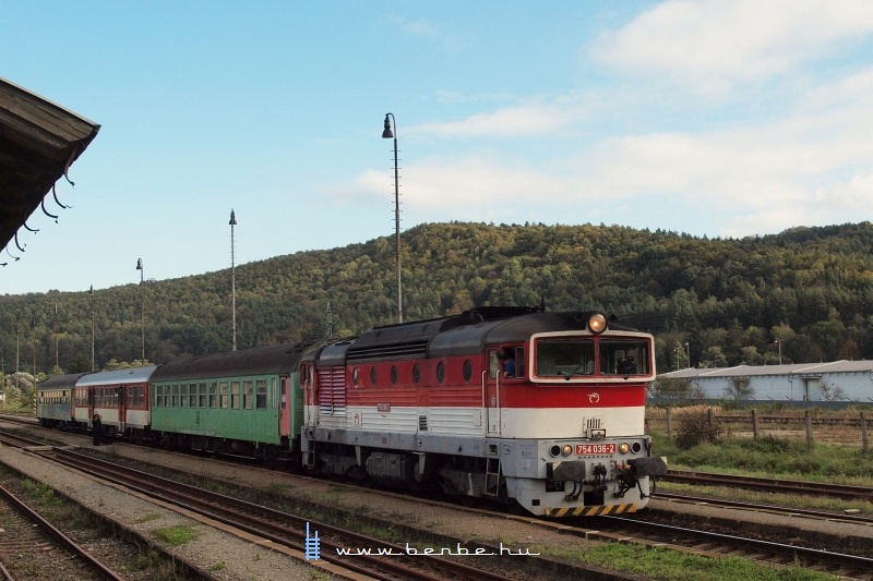The ZSSK 754 036-2 with a stopping train at Végles (Víglas, Slovakia) photo