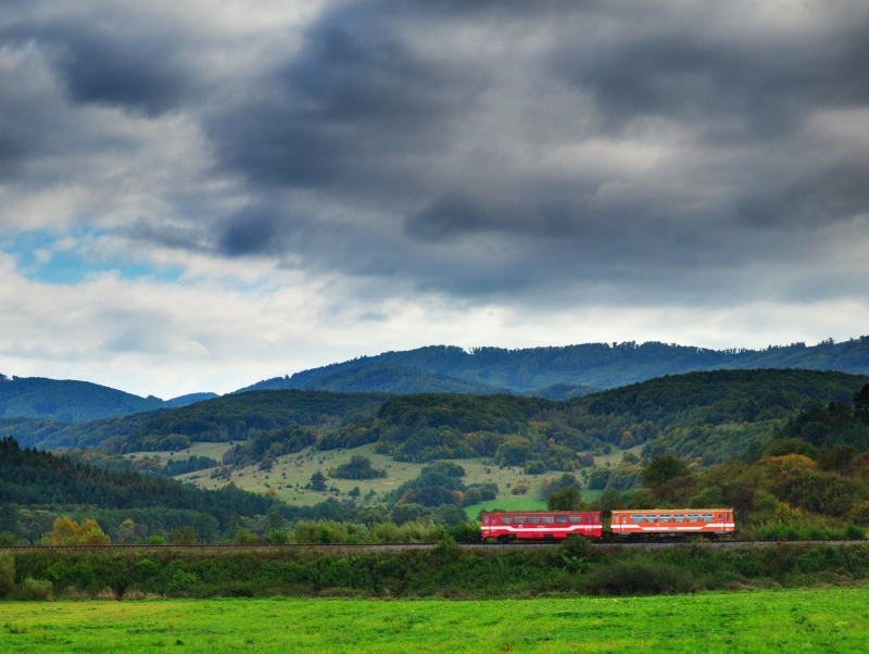 An unidentified class 812 is pulling a trailer designed for class 811 railcars near Vgles station (Vglas, Slovakia) photo