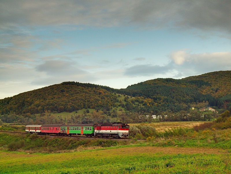The 750 272-7 with a stopping train near Vglas, Slovakia photo