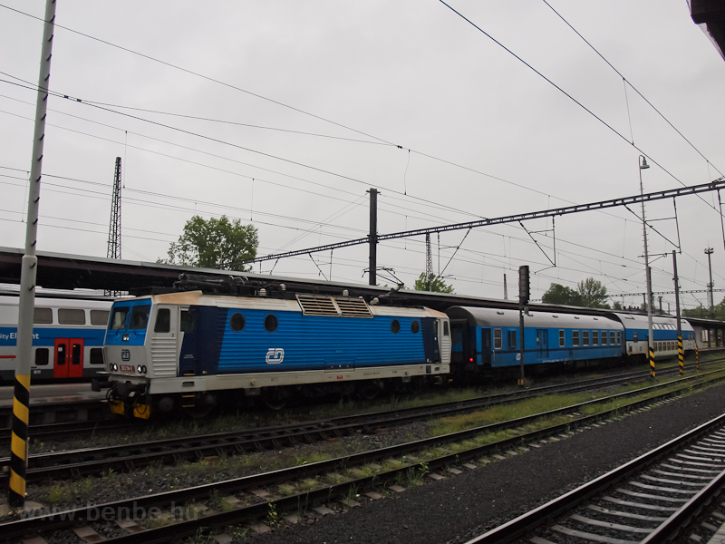 A CityElefant motorvonatból kitalálhatóan Kolín már egyenáramú, a rendszerhatár Kutná Hora állomáson van (ez az egyetlen állomási rendszerhatár a volt Csehszlovákiában). Az északi fővonal Svitavy-ig egyenáramú, így Ostraván át Zsolnára és Kassára a volt Csehszlovákia egész északi része bejárható egyenáramú mozdonyokkal. Nem véletlen hogy nem csak kétáramrendszerű gépeket használnak, hanem van bőven csak váltóáramú és csak egyenáramú gép is forgalomban. A rendszerváltás miatt itt egy kétrendszerű 363-as kép A ČD 363 114-0 Kolín állomáson fotó