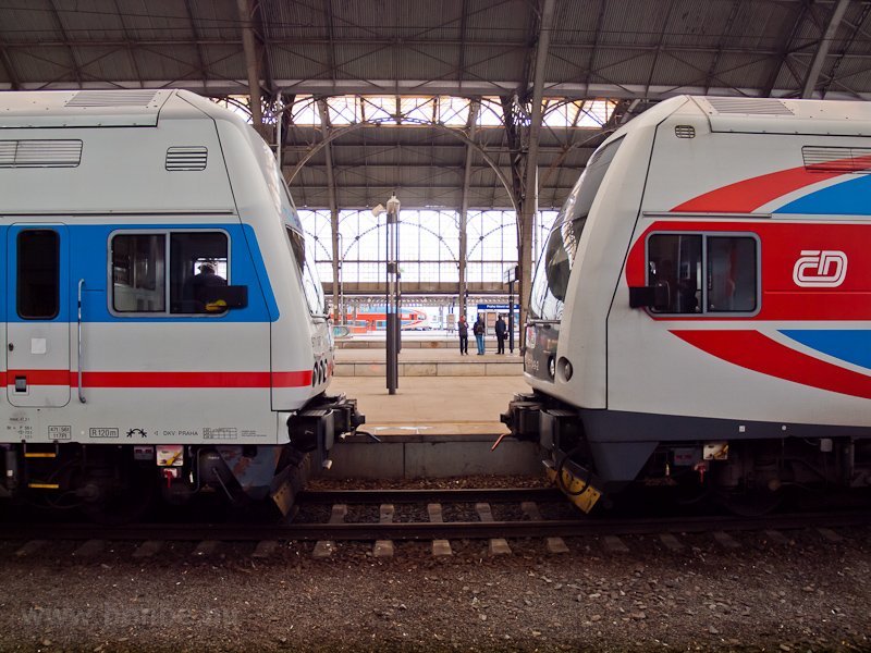 The ČD 971 007-0 and the 971 049-2 seen at Praha hlavn ndraž photo