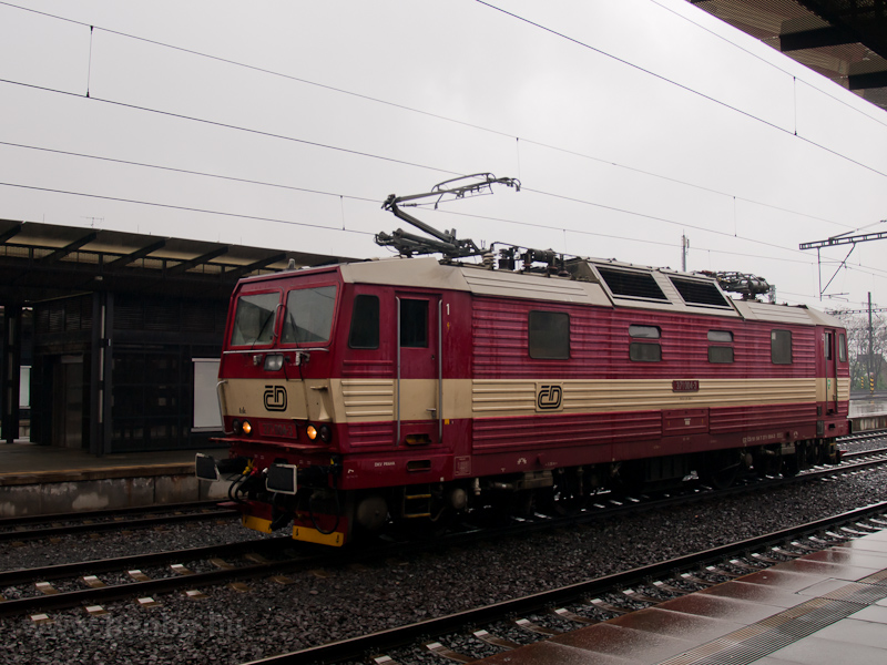 A 371 004-3 plyaszm, nmet vltramrl s cseh egyenramrl műkdni kpes mozdony Prga főplyaudvarn fot