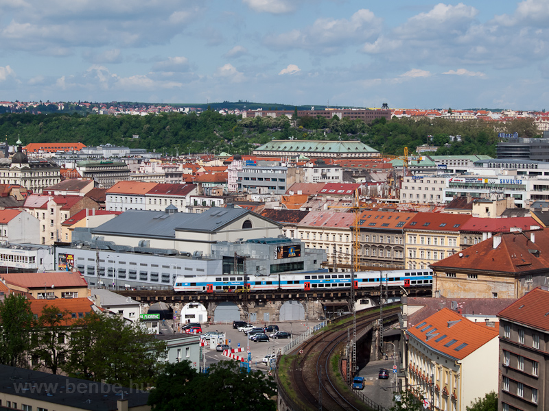 A CityElefant is arriving at Praha Masarykovo ndraž photo