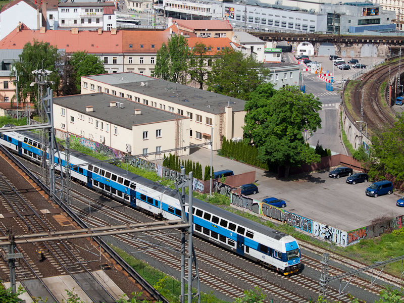 The ČD 971 072-4 is arriving at Praha Masarykovo ndraž photo