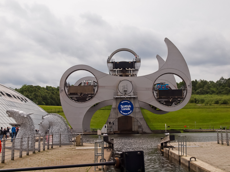 Falkirk Wheel, egy gigantikus hajemelő, amivel egy 9 zsilipből ll rendszert kszbltek ki az Edinburgh felső rszbe vezető, vgig vzszintes Union canal, s az szaki-tengert az r tengerrel sszektő, a Firth of Forthbl a Firth of Clyde-ig megptett Forth&Clyde canal kztt fot