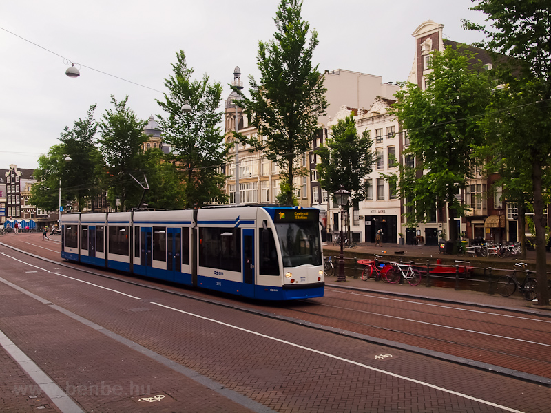 A GVB 2015-s Combino villamosa Amszterdamban, a Signel nevű csatorna partjn fot