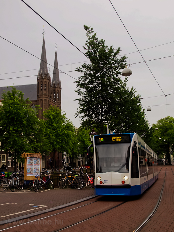 A GVB 2044-es Combino villamosa Amszterdamban, a Singel nevű csatorna partjn fot